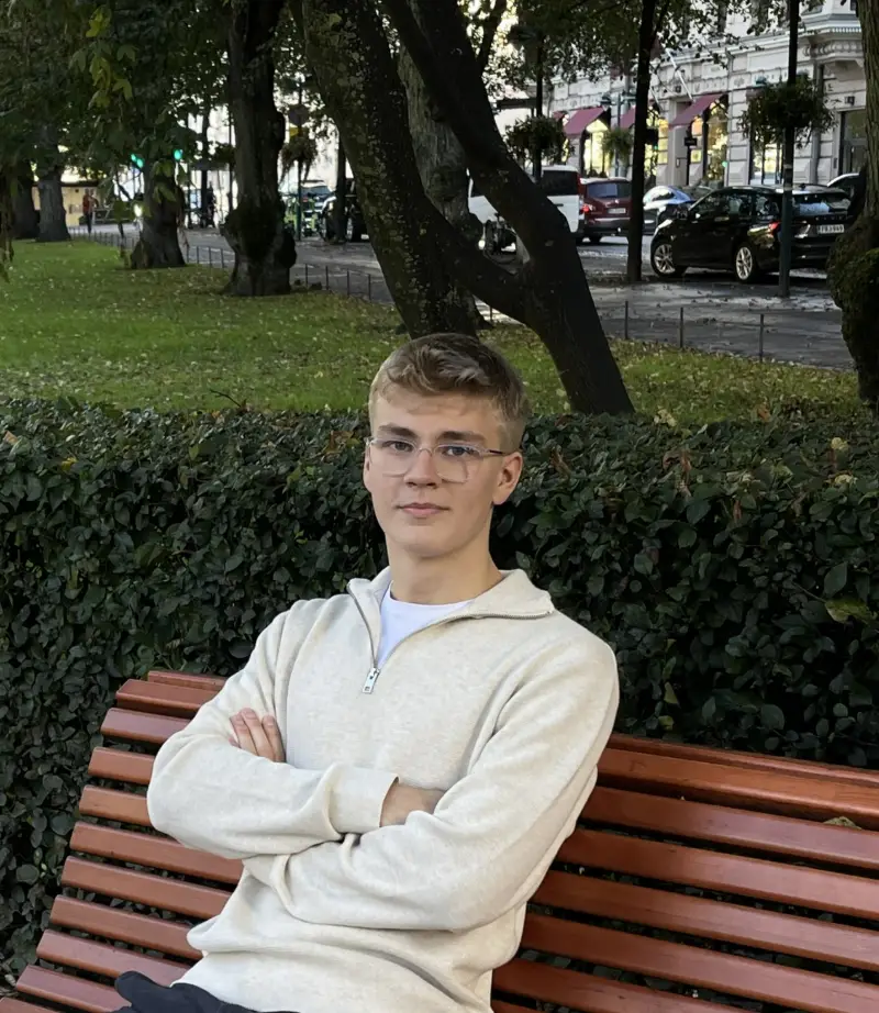 Ville Saarela istumassa puiston penkillä